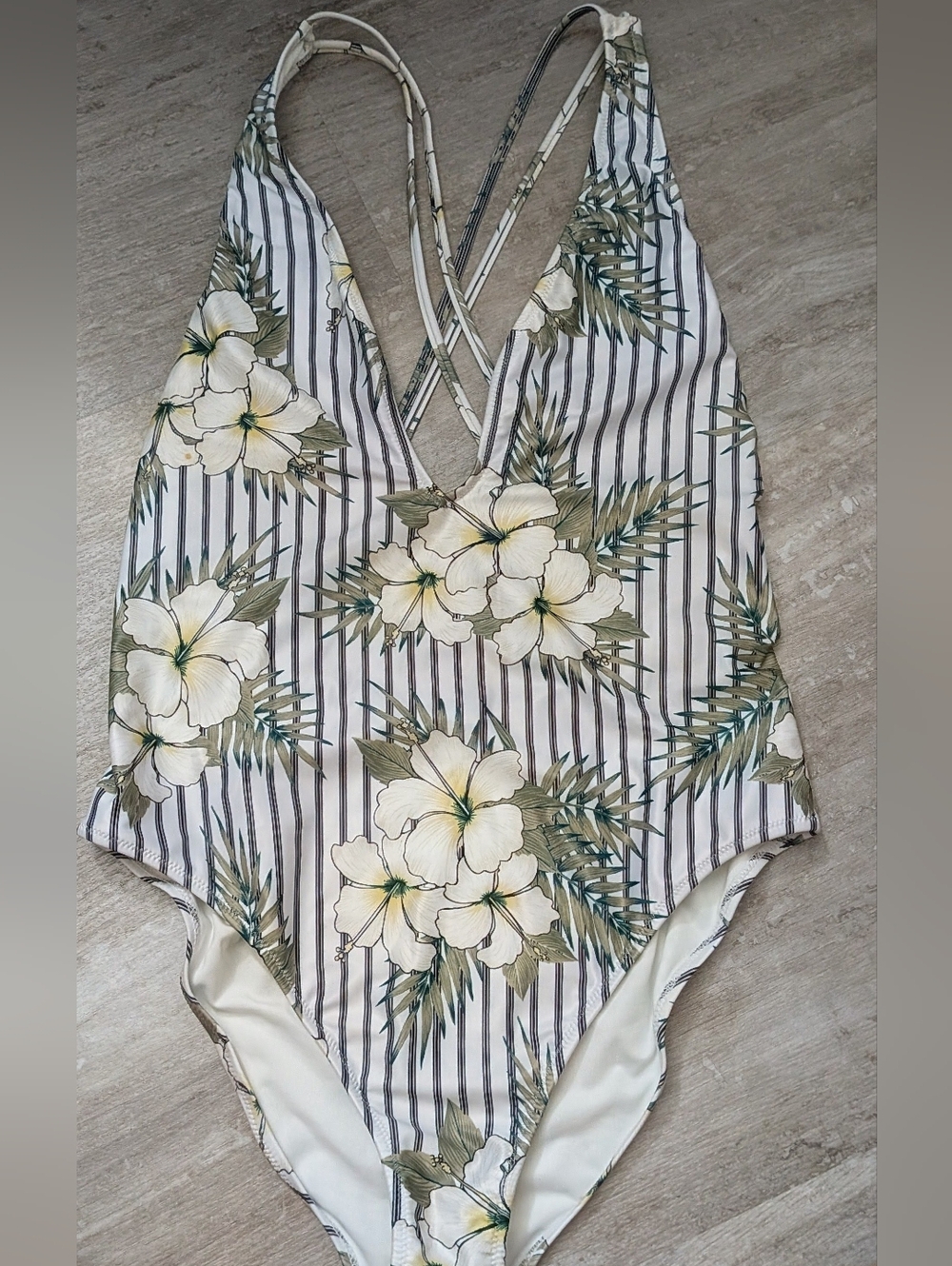 🆕 Volcom One-Piece Swimsuit - Picture 2 of 6